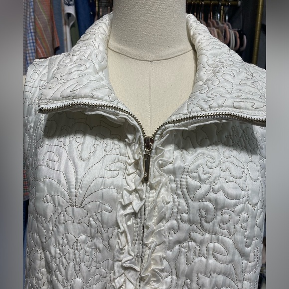 White House Black Market Cream and Gold Full Zip Up Vest. Size Large. - Picture 2 of 12